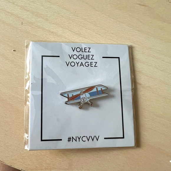 Louis Vuitton lapel pin - Picture 1 of 1